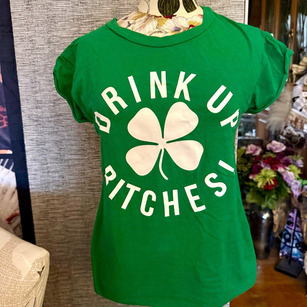 ST. PATS TSHIRT “DRINK UP B**TCHES!” IRISH GREEN 4 LEAF CLOVER LIGHT STRETCH SM